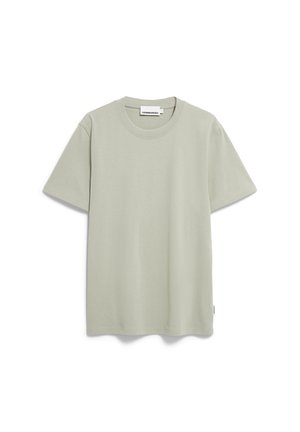 Lichtgroene katoenen T-shirt met korte mouwen, ronde hals en een rechte snit. Heeft een label aan de zijkant van de naad. Geen patronen of accenten.