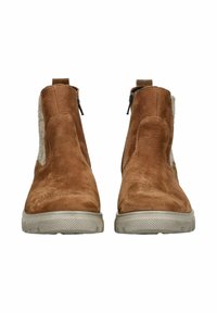 Botas de tobillo de ante marrón con laterales texturizados, cierre con cremallera y suelas de goma gris claro con un patrón estriado para mayor agarre.