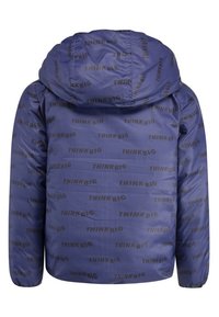 Granatowa pikowana kurtka z kapturem, z powtarzającym się nadrukiem "THINK BIG" w kolorze czarnym. Gładki, błyszczący materiał z elastycznymi mankietami.