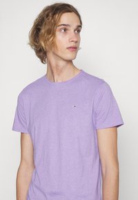 Tommy Jeans SLIM JASPE CREW NECK - T-shirt básica - violet viola