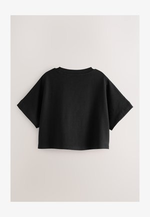 T-shirt nera corta realizzata in tessuto morbido con maniche corte e larghe. Presenta una scollatura arrotondata e orli puliti senza grafiche o motivi.