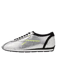 Sneakers argento con un motivo in pelle di serpente testurizzata, accenti neri e una striscia gialla neon. Profilo basso con chiusura a lacci e suola in gomma.
