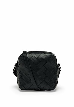 Petit sac bandoulière noir avec une texture en cuir tressé et une sangle d'épaule ajustable sur fond blanc.