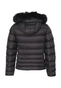 Giacca a vento nera con cappuccio removibile decorato in pelliccia sintetica, texture trapuntata e silhouette aderente con una finitura liscia.