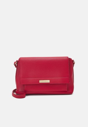 Rode leren crossbodytas met een textuurafwerking, klepsluiting en goudkleurige hardware. Verstelbare band en een minimalistisch ontwerp.