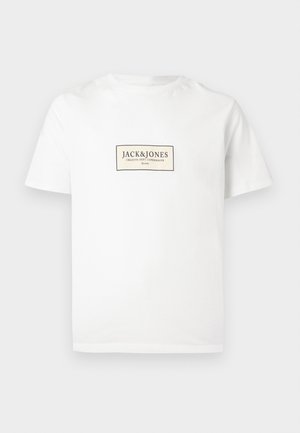 T-shirt bianco in cotone a maniche corte, con un logo rettangolare nero e beige sul fronte. Orlo dritto senza ulteriori motivi.