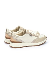 Paire de baskets basses décontractées en beige, crème et doré métallique avec lacets blancs, semelle texturée et détails en daim.
