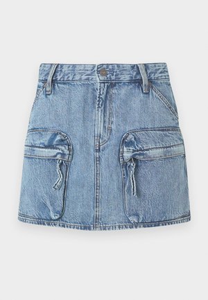 Blå denim mini-skjørt med to store frontlommer med klaff, glidelås og beltehemper i midjen.