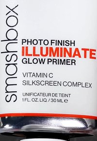 Smashbox Photo Finish Illuminate Glow Primer w szklanej butelce z przezroczystego szkła z metalową srebrną zakrętką. Napisy w kolorze czarnym i czerwonym, zawierające "Witamina C" oraz "Kompleks Silkscreen".