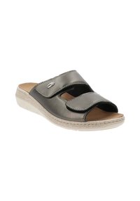 Sandalo slide in pelle grigio metallico scuro. Presenta due cinturini regolabili e una soletta imbottita beige. Suola in gomma testurizzata.