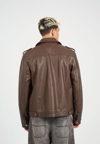 Brave Soul CONEY - Chaqueta de cuero sintético - tan