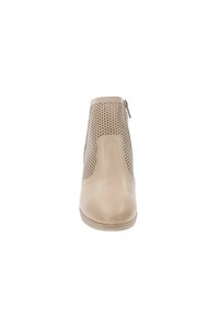 Stivale alla caviglia beige con lati perforati, parte anteriore in pelle liscia, punta arrotondata e chiusura con zip laterale. Suola piatta con una leggera texture.