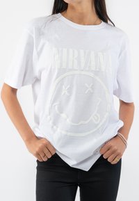 Paradiso Clothing NIRVANA HI BUILD SMILEY - Print T-shirt - white