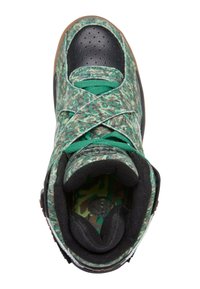 Korkeat tennarit, joissa on vihreä ja musta kuviollinen tekstiilivarsi, mustat nahkaosat, teksturoitu kaulus ja pehmeä pohjallinen.