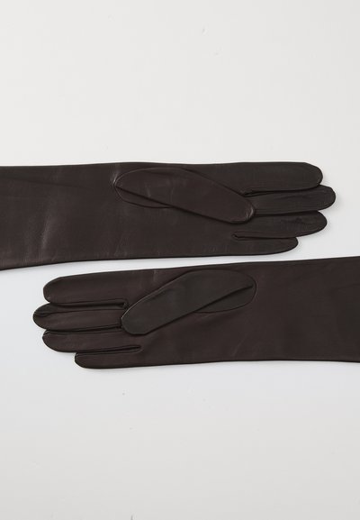 Guantes de cuero marrones con una textura suave, con un diseño redondeado y costuras decorativas. Cada guante tiene cuatro dedos y un pulgar.