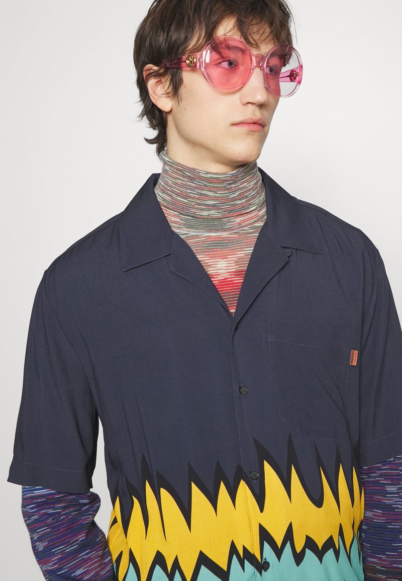 Herren T-shirts & Polos | Missoni SHORT SLEEVE Hemd multicolor/navy/mehrfarbig - PA58267 Herren T-shirts & Polos | Missoni SHORT SLEEVE Hemd multicolor/navy/mehrfarbig - PA58267