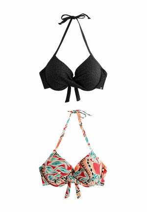 Fekete texturált és többszínű virágmintás női bikini felsők, mindkettő merevítővel ellátott kosarakkal és elöl megkötős részletekkel, fehér háttér előtt elkülönítve.
