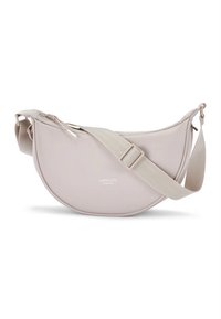 Geantă de mână sintetică de culoare gri deschis, cu formă curbată, semilunară, prevăzută cu o curea din material textil detașabilă și logo-ul brandului embossat. Textură netedă.