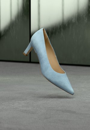 Chaussure à talon haut à bout pointu bleu clair en suède doux, dotée d'un talon bloc modéré et d'une doublure intérieure lisse.