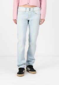 Απαλά μπλε τζιν παντελόνια με ίσια γραμμή, που διαθέτουν δύο μπροστινές τσέπες, αντίθετο ράψιμο και κλείσιμο με δύο κουμπιά.