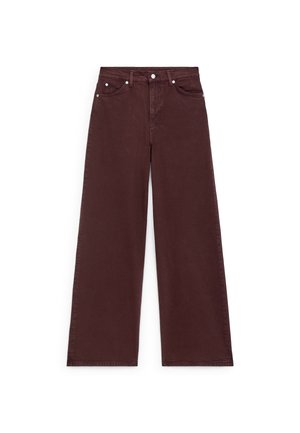 Weite Jeans in tiefem burgunderrotem Baumwollstoff. Sie verfügen über fünf Taschen, silberne Metallbeschläge und eine strukturierte Oberfläche mit einer hoch geschnittenen Taille.