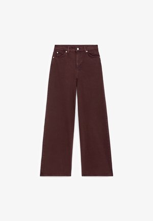 Weite Jeans in tiefem burgunderrotem Baumwollstoff. Sie verfügen über fünf Taschen, silberne Metallbeschläge und eine strukturierte Oberfläche mit einer hoch geschnittenen Taille.