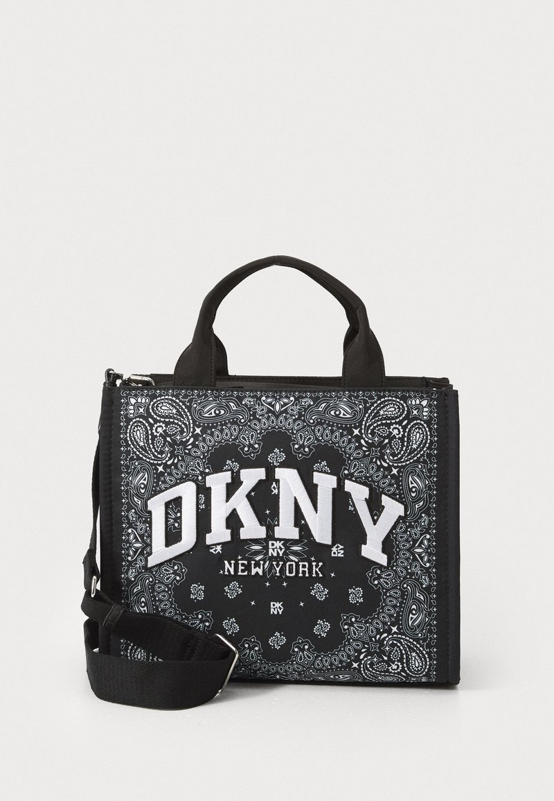 Borsa a mano in tessuto nero con motivo bandana; presenta una grande scritta bianca "DKNY", manici corti e una tracolla rimovibile. Forma quadrata.