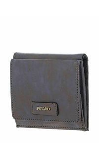 Portefeuille compact en cuir marron foncé avec des coutures visibles et un logo métallique "PICARD" sur le rabat avant fermé.