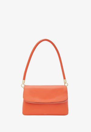 Lædertaske i strålende orange. Har en glat tekstur, struktureret form, klaplukning og et langt, slankt håndtag med gulddetaljer.