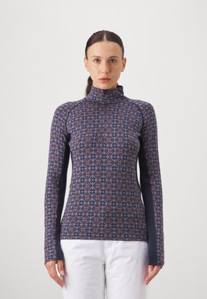 Langærmet top med et blåt og pink geometrisk mønster, høj krave og tætsiddende design. Blødt stof med kontrastfarvede ærmer.