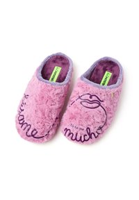 Chaussons roses en peluche avec des bordures violettes et une partie supérieure texturée. Présentent un texte imprimé "bésame mucho" et un graphique de lèvres sur les côtés. Doublure intérieure douce.