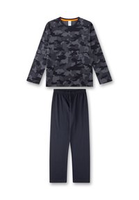 Zwart-grijze camouflage pyjama top met lange mouwen en ronde hals, gecombineerd met effen donkerblauwe broek met elastische tailleband. Zachte katoen stof.