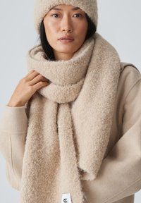 OPUS APEDITA  - Sjaal - macadamia