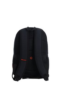 Mochila negra con respaldo y tirantes de malla acolchada, que presenta acentos de logo en naranja y herrajes ajustables para mayor comodidad y soporte.
