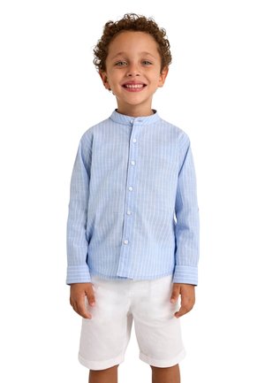 Camisa de manga larga a rayas azul claro con cuello de banda, combinada con pantalones cortos blancos. La camisa cuenta con cierres de botones y puños.