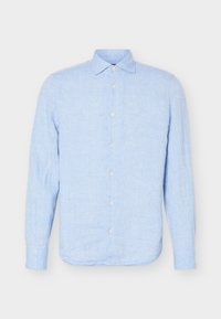 Šviesiai mėlyna ilgomis rankovėmis marškiniai su klasikiniu apykakle, pagaminti iš struktūruoto audinio, eksponuojami prieš paprastą foną.