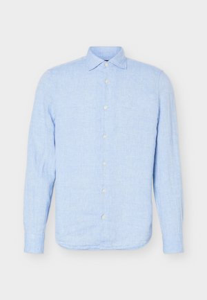 Lyseblå langærmet skjorte med knapper og klassisk krave, lavet af tekstureret stof, vist mod en ensfarvet baggrund.