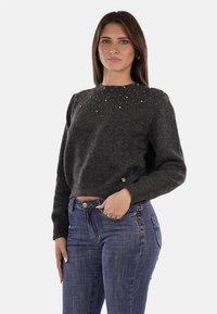 Maglione corto grigio ardesia con scollatura rotonda, caratterizzato da dettagli decorativi sulle spalle e polsini a costine.