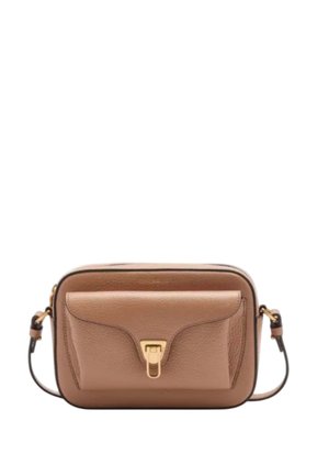 Borsa a tracolla in pelle marrone con pattina frontale, chiusura in metallo dorato e tracolla regolabile. Texture liscia con delicati dettagli di cucitura.