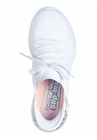 Zapatilla blanca con parte superior de malla texturizada, puntera redondeada y cordones blancos. Presenta una plantilla de espuma viscoelástica con refrigeración por aire y acentos en el talón iridiscentes.