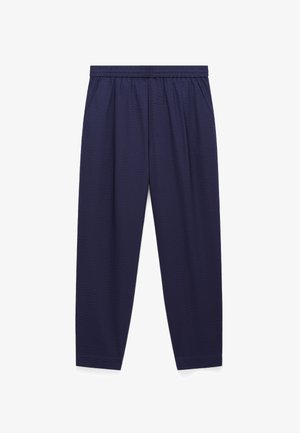 Pantalon en tissu texturé bleu marine avec ceinture élastique et coupe décontractée à jambe droite.