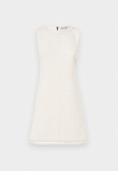 Λευκό αμάνικο φόρεμα με υφασμάτινη υφή, στρογγυλή λαιμόκοψη και φαρδιά σιλουέτα. Εχει διακριτική ραφή στην άκρη και φερμουάρ στην πλάτη.