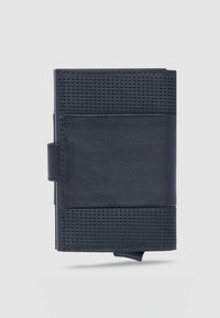 Marineblaue Brieftasche mit strukturiertem Außenmaterial und glattem Lederakzentband. Verfügt über eine vertikale Ausrichtung mit sicherem Verschluss und klaren Linien.