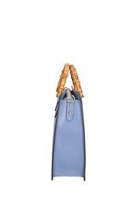 Borsa strutturata in pelle blu chiaro con rifiniture nere, dotata di manici in stile bambù e accessori color ottone.