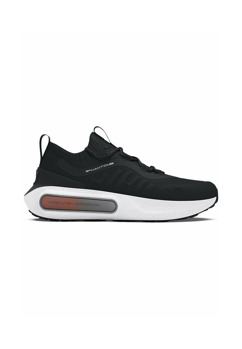 Chaussure de sport noire avec une tige en tricot, une semelle intermédiaire blanche rembourrée et des accents orange texturés sur la semelle. Conçue pour le confort et le soutien.