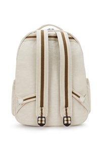 Rucksack in kremiger Farbe mit dunkelbraunen, gestreiften, verstellbaren Schulterriemen, Tragegriff oben und Seitentaschen. Glatte Oberfläche mit minimaler Hardware.