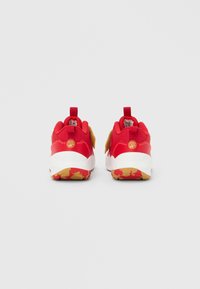Κόκκινα αθλητικά παπούτσια με επενδεδυμένο κολάρο, λευκή ενδιάμεση σόλα και υπόστρωμα από καουτσούκ με σχέδιο σε κόκκινο και χρυσό. Διαθέτουν θηλιές για εύκολη φορεσιά.