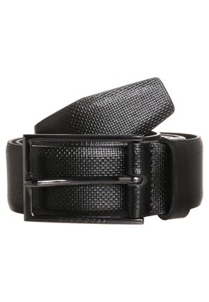 Ceinture en cuir noir texturé enroulée, avec une boucle rectangulaire en métal noir et un détail de passants cousus.