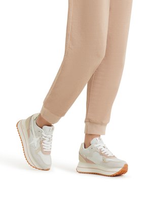 Lightweight sneakers in white, beige, and light pink. Textured materials with a retro design, featuring a thick sole and orange accents.