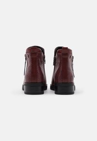 Bordowe skórzane botki za kostkę z teksturowanym wzorem węża, bocznymi suwakami i mocnym czarnym obcasem. Gładkie wykończenie z kontrastowymi detalami.